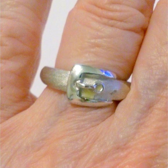 Vintage Avon Tailored Buckle 1970's Silver Tone Ring - Picture 3 of 3